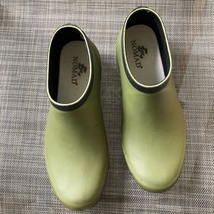 Nomad Women’s low-top rain shoes. Size 8, very sturdy, great condition.